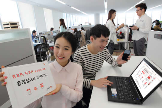 KT가 지원금에 상응하는 요금할인(선택요금할인)을 받을 수 있는 중고폰, 해외직구폰(해외서 직접 구매) 온라인 가입 서비스를 시작한다. 이용자는 KT 온라인 사이트 올레샵에서 선택요금할인이 가능한 단말기인지 확인한 후, 간편하게 개통 가능하다. 회사 직원이 중고폰, 해외직구폰 온라인 개통 서비스에 대해 알리고 있다. <KT 제공>